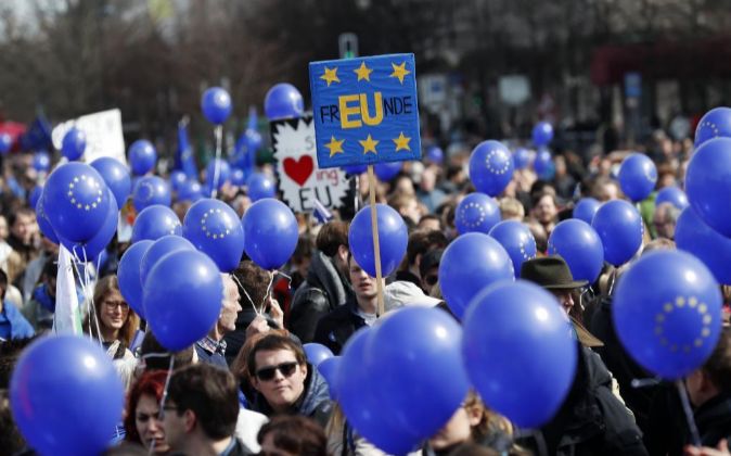 Defensores y detractores de la UE marchan en Roma tras la cumbre del 60 ...