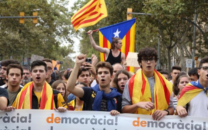 Seis de cada diez españoles, contrarios a que la Constitución permita ...