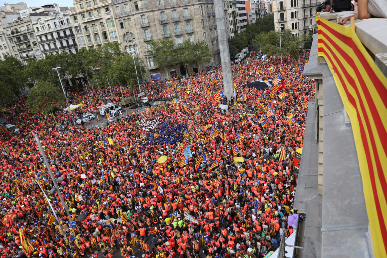 Miles de independentistas se echan a la calle para reclamar la ...