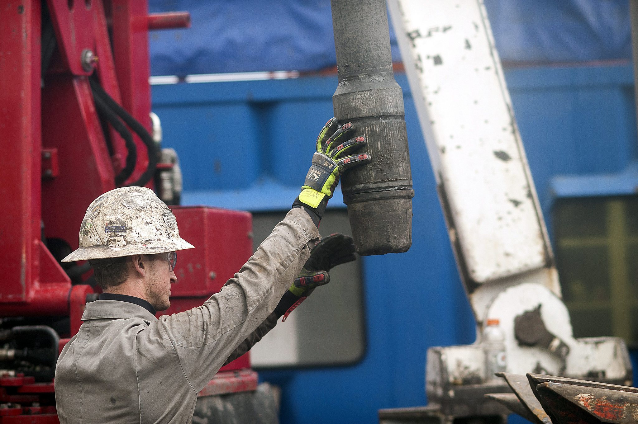 Trabajador de una planta de gas natural de EQT Corporation en EEUU.