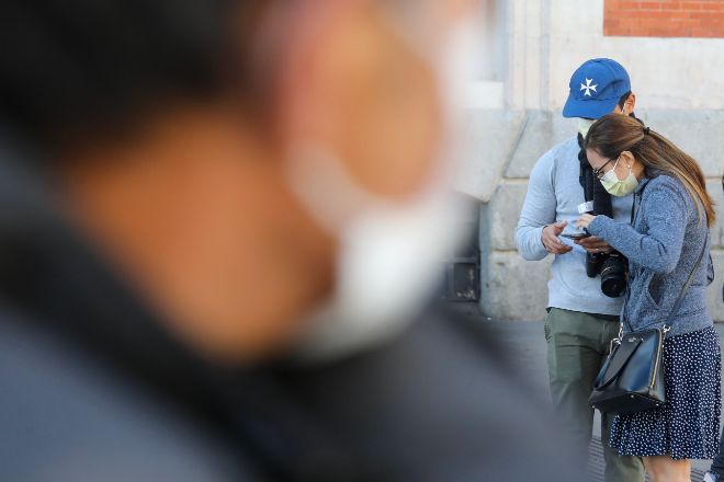 España rebasa los 2.000 casos de coronavirus, la mitad en Madrid, y se ...