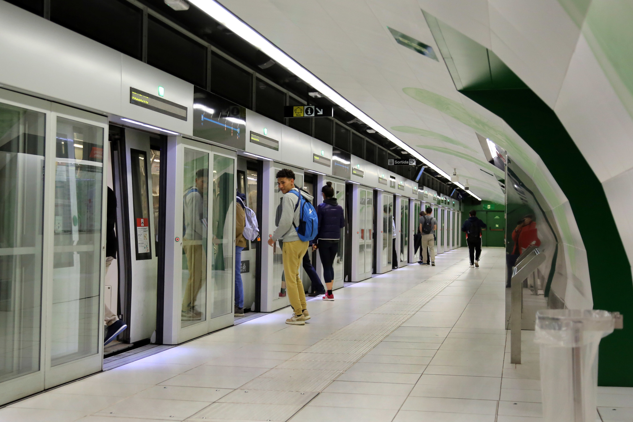 Ohla, Adelte y Clece limpiarán el Metro de Barcelona por 185 millones de euros