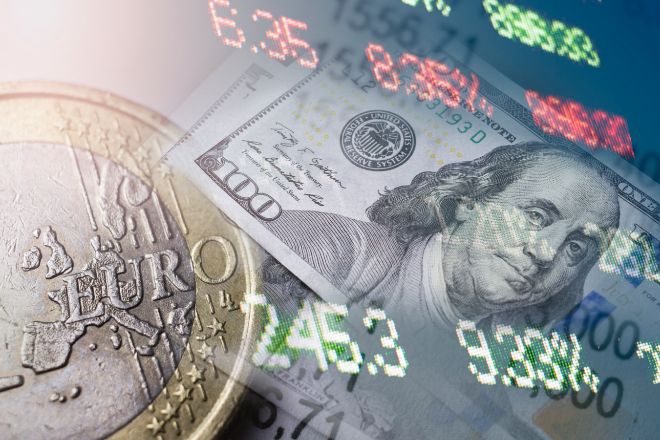 Moneda de euro con billete de d&oacute;lar