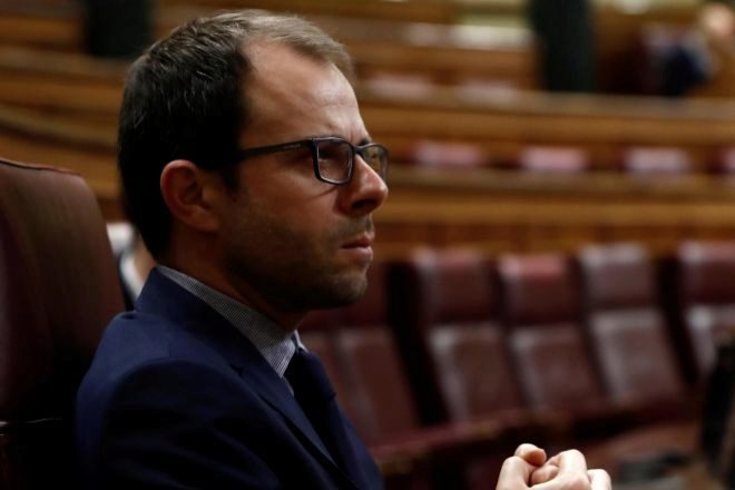 Un concejal del PSOE, expulsado del pleno tras dar a Almeida varias ...