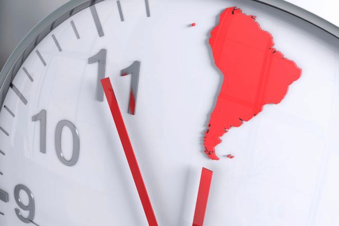 Montaje de una cuenta atr&aacute;s con el mapa de Latinoam&eacute;rica