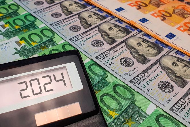Billetes de euro y d&oacute;lar con la fecha de 2024