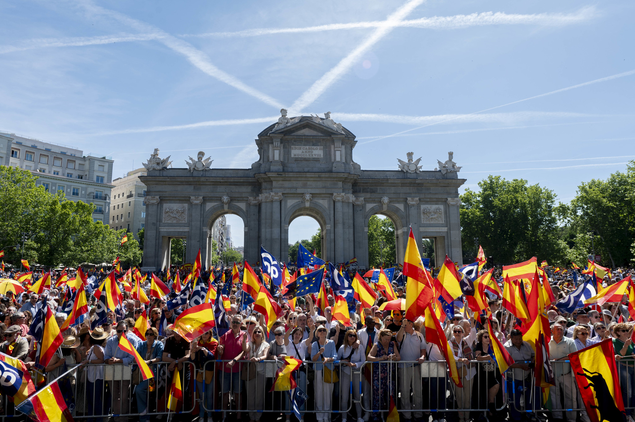 Miles de personas secundan la quinta protesta del PP contra el Gobierno ...