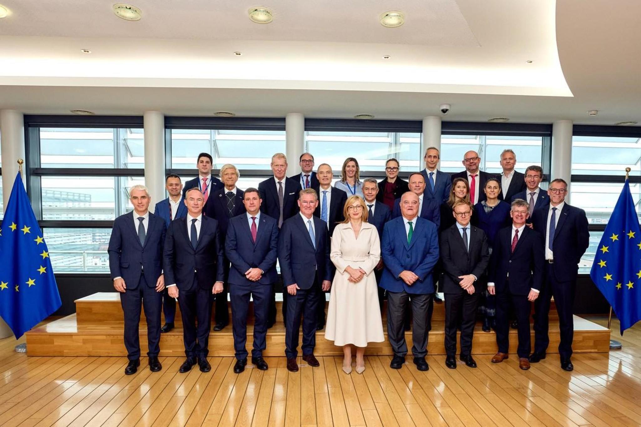 Ekaterina Zaharieva, comisaria de 'Start Up', Investigación e Innovación de la Comisión Europea (en el centro), junto a representantes de los ocho inversores privados.