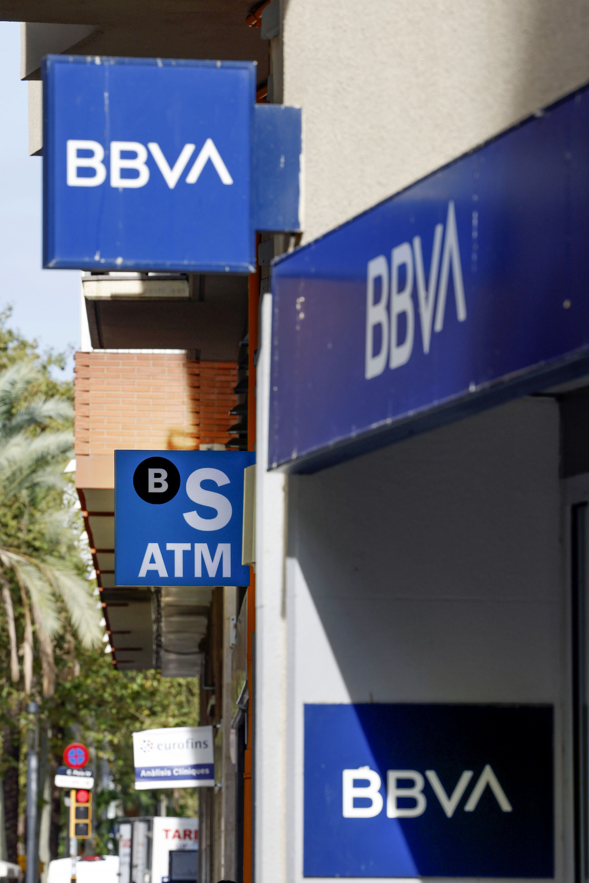 Una vez fracasada la opa hostil de BBVA por Sabadell, el banco catalán ve sentido a fusiones entre bancos fuera de CaixaBank, Santander y BBVA.