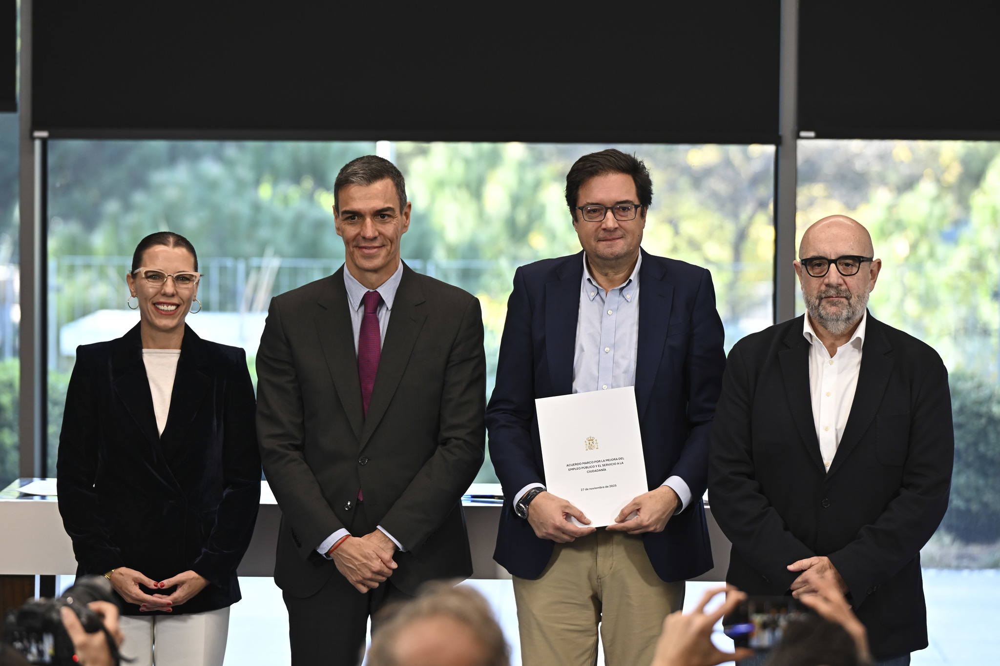 En el centro, el presidente del Gobierno, Pedro S&aacute;nchez, y el ministro de la Funci&oacute;n P&uacute;blica, &Oacute;scar L&oacute;pez, junto a la secretaria general de UGT Servicios P&uacute;blicos, Isabel Araque, y el presidente de CSIF, Miguel Borra, ayer en la firma del acuerdo salarial.