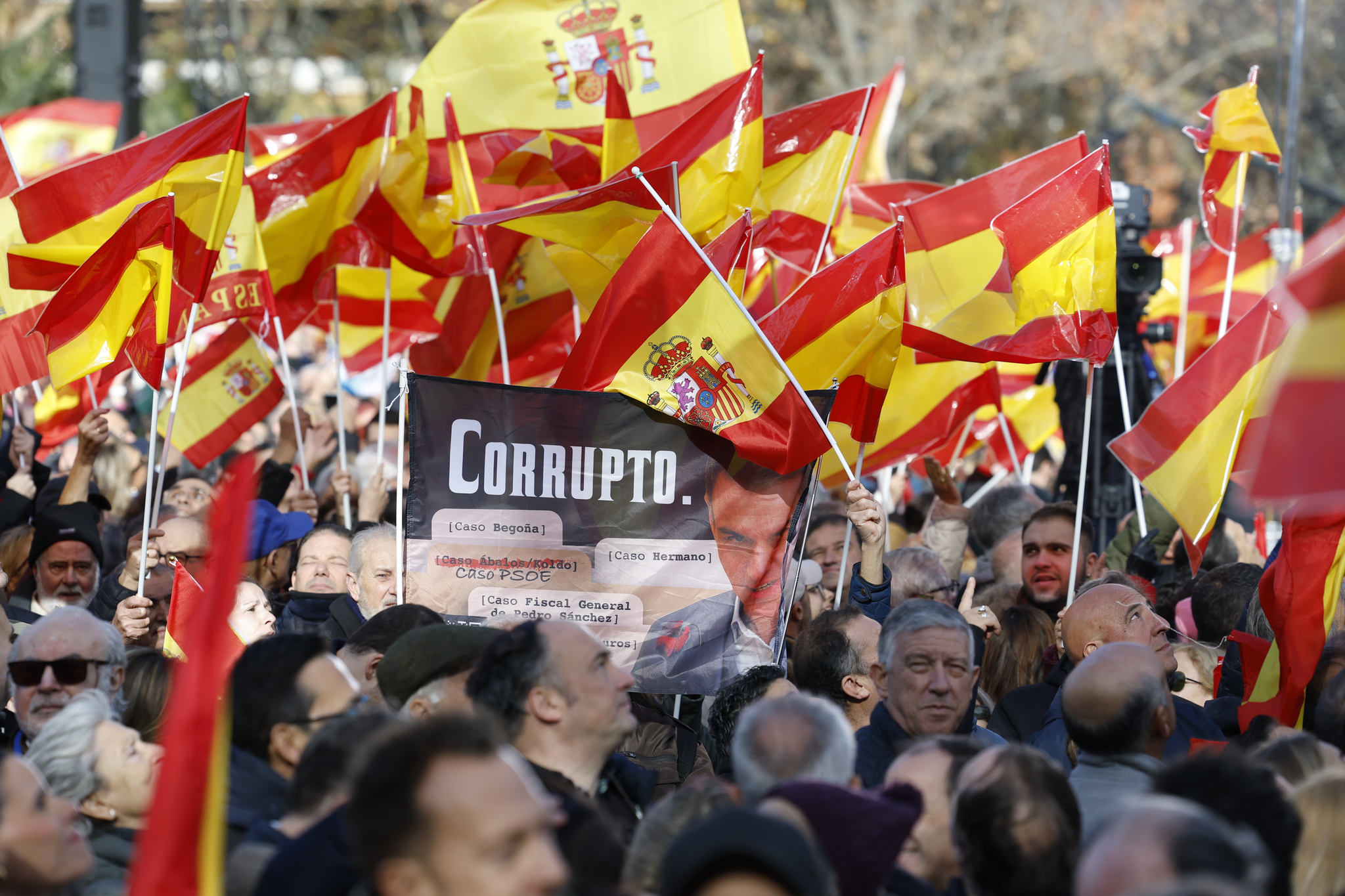 El PP reúne a miles de personas para protestar contra Sánchez al son de ...