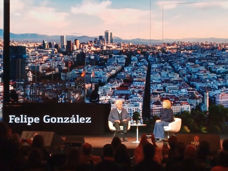 El expresidente del Gobierno Felipe González y Gloria Ortiz, consejera delegada de Bankinter.