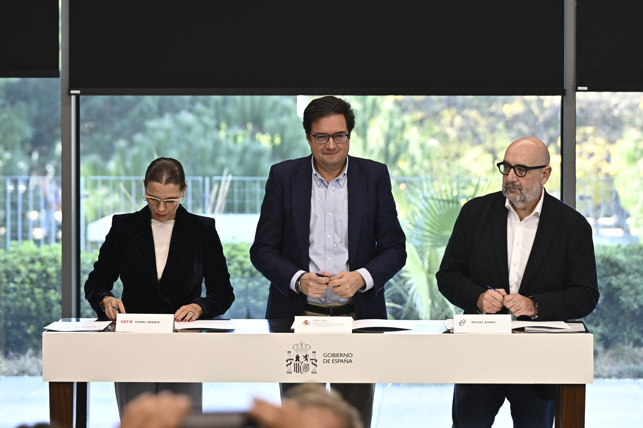 El ministro para la Transformaci&oacute;n Digital y de la Funci&oacute;n P&uacute;blica, &Oacute;scar L&oacute;pez, el presidente de CSIF, Miguel Borra Izquierdo, y la secretaria general de UGT Servicios P&uacute;blicos, Isabel Araque durante la firma del acuerdo para la mejora de las condiciones laborales y salariales de los empleados p&uacute;blicos el pasado 27 de noviembre en Madrid.