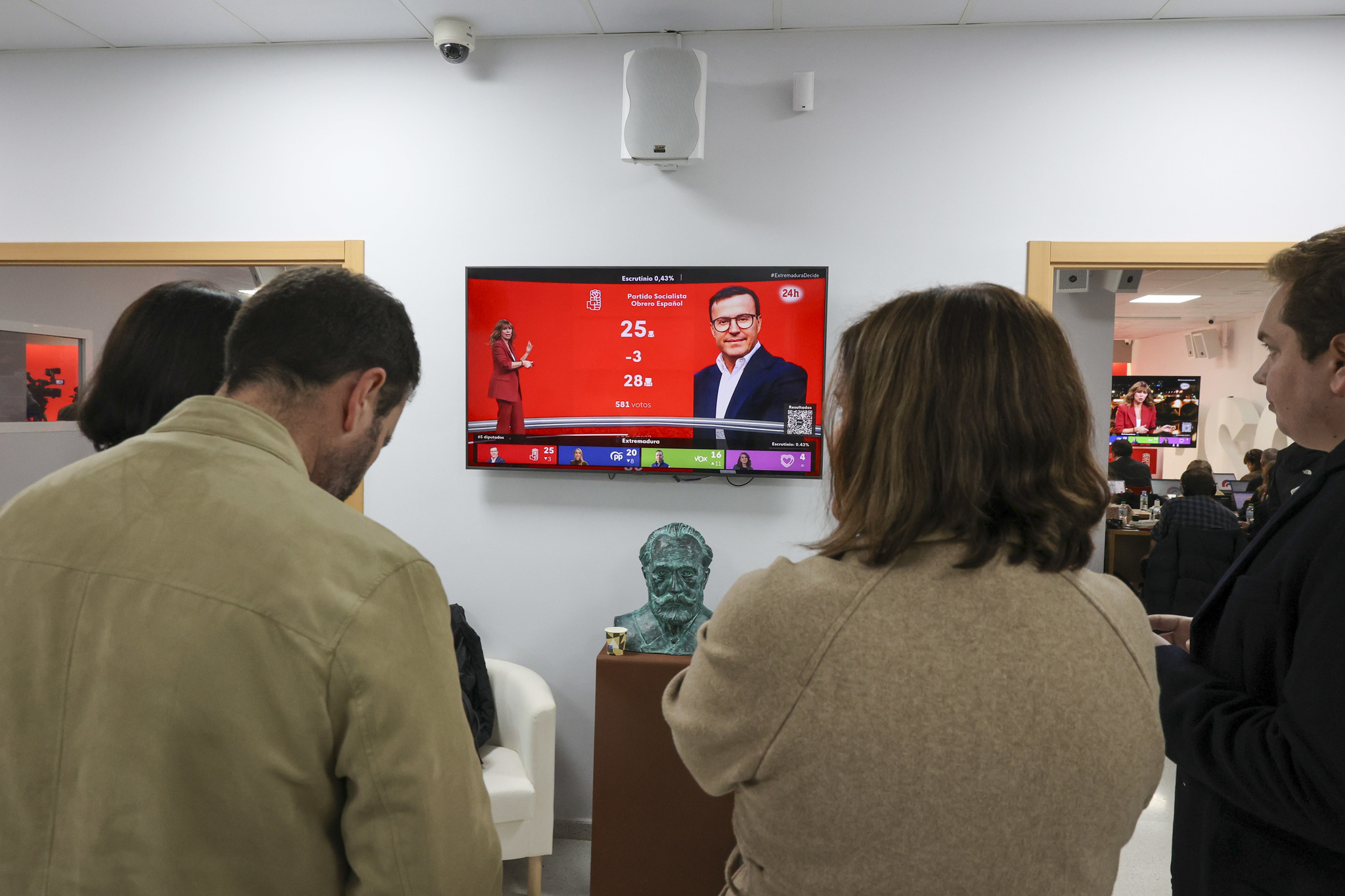 El PP gana las elecciones en Extremadura pero depende de Vox y el PSOE ...