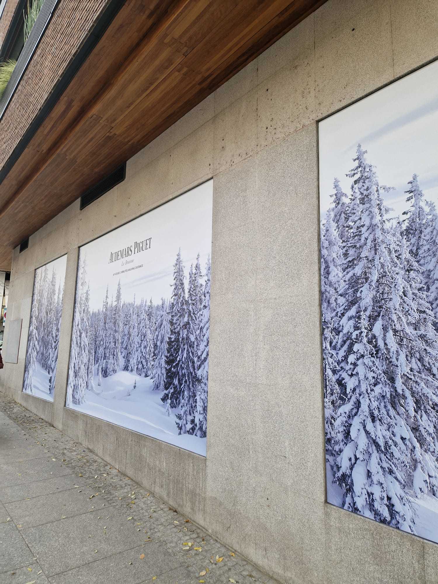 Carteles que anuncian la próxima apertura de la tienda de la marca suiza.