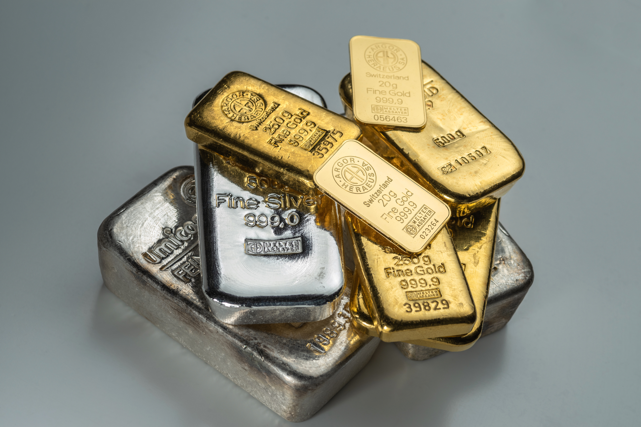El oro y la plata pierden valor tras la nominación de Kevin Warsh como ...