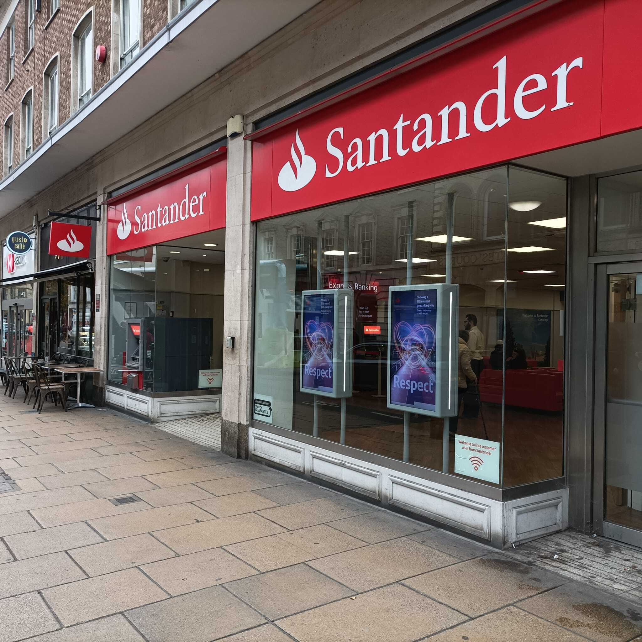 Santander cerrará 44 oficinas más en Reino Unido.