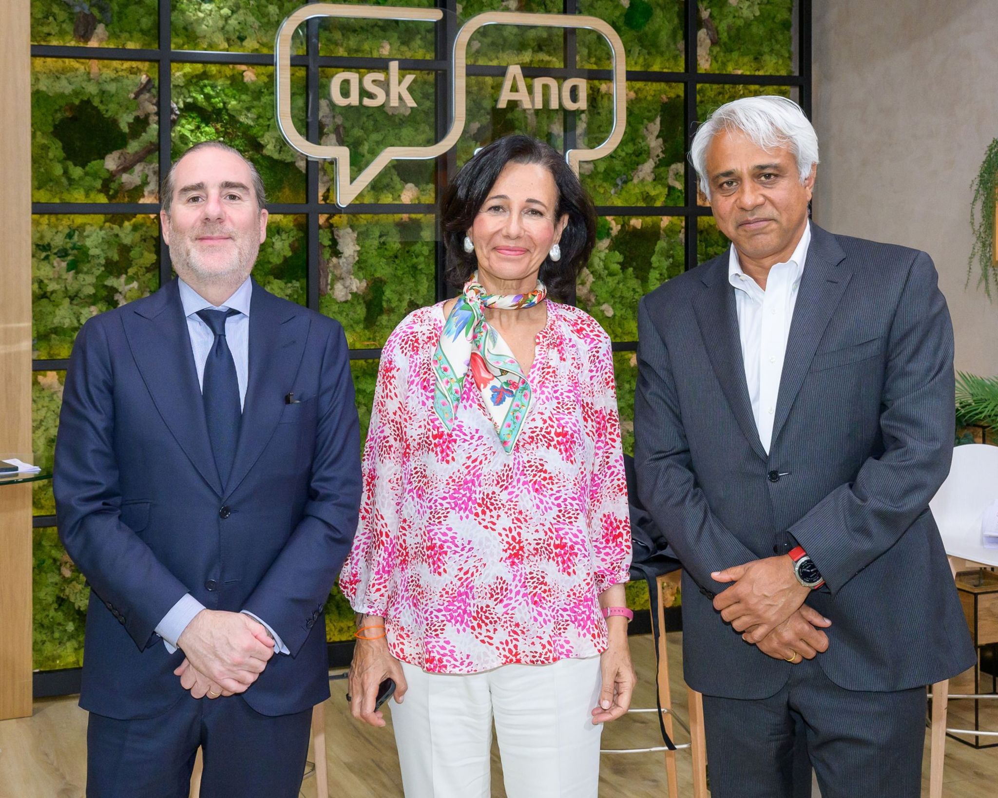 Héctor Grisi, consejero delegado de Santander; su presidenta, Ana Botín, y Mahesh Aditya, futuro CEO del banco en Reino Unido, en sustitución de Mike Regnier.