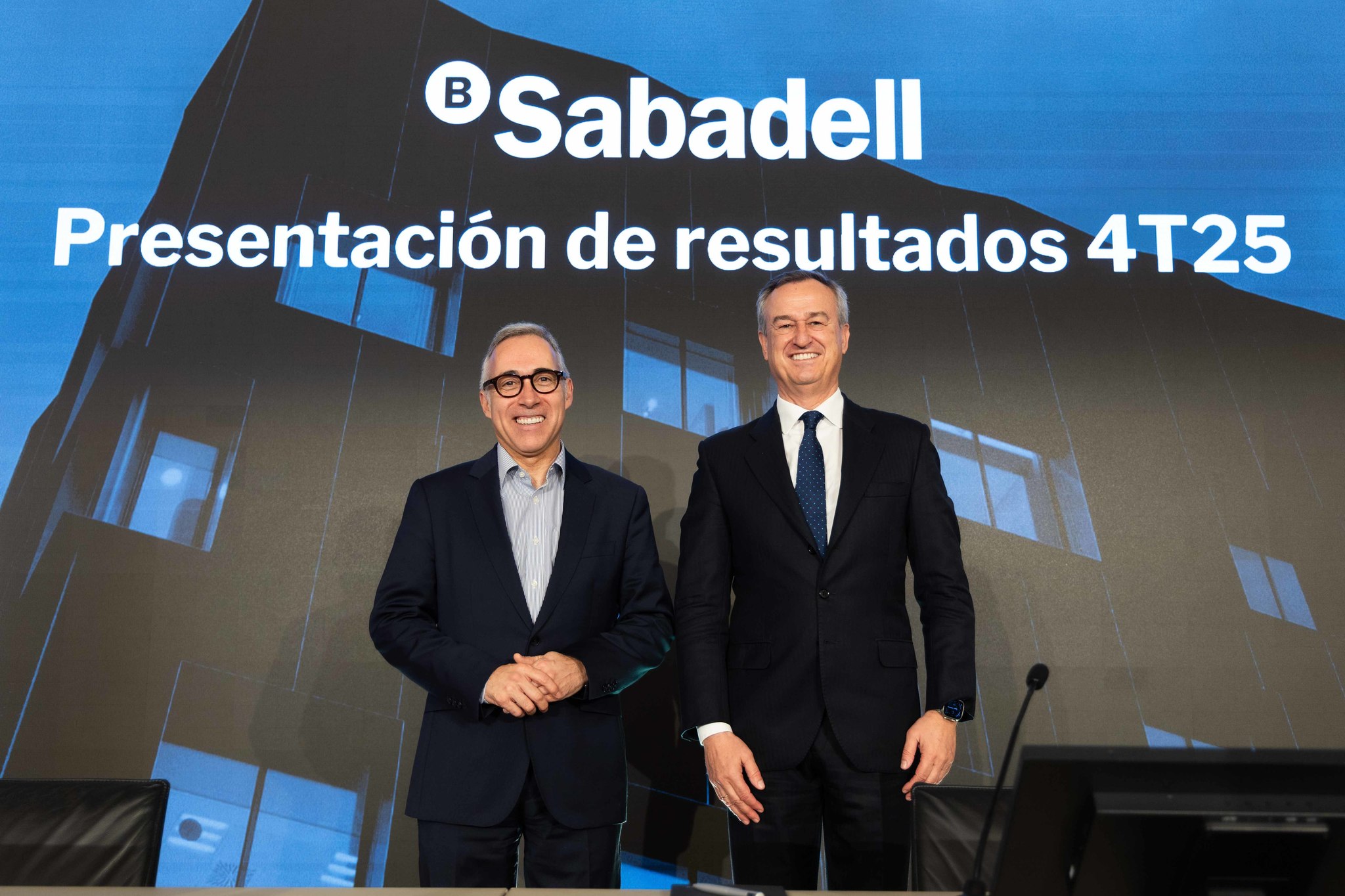 Marc Armengol (izq.) relevará en mayo a César González-Bueno como consejero delegado de Banco Sabadell. Ambos han participado, hoy, en la presentación anual de resultados de la entidad.