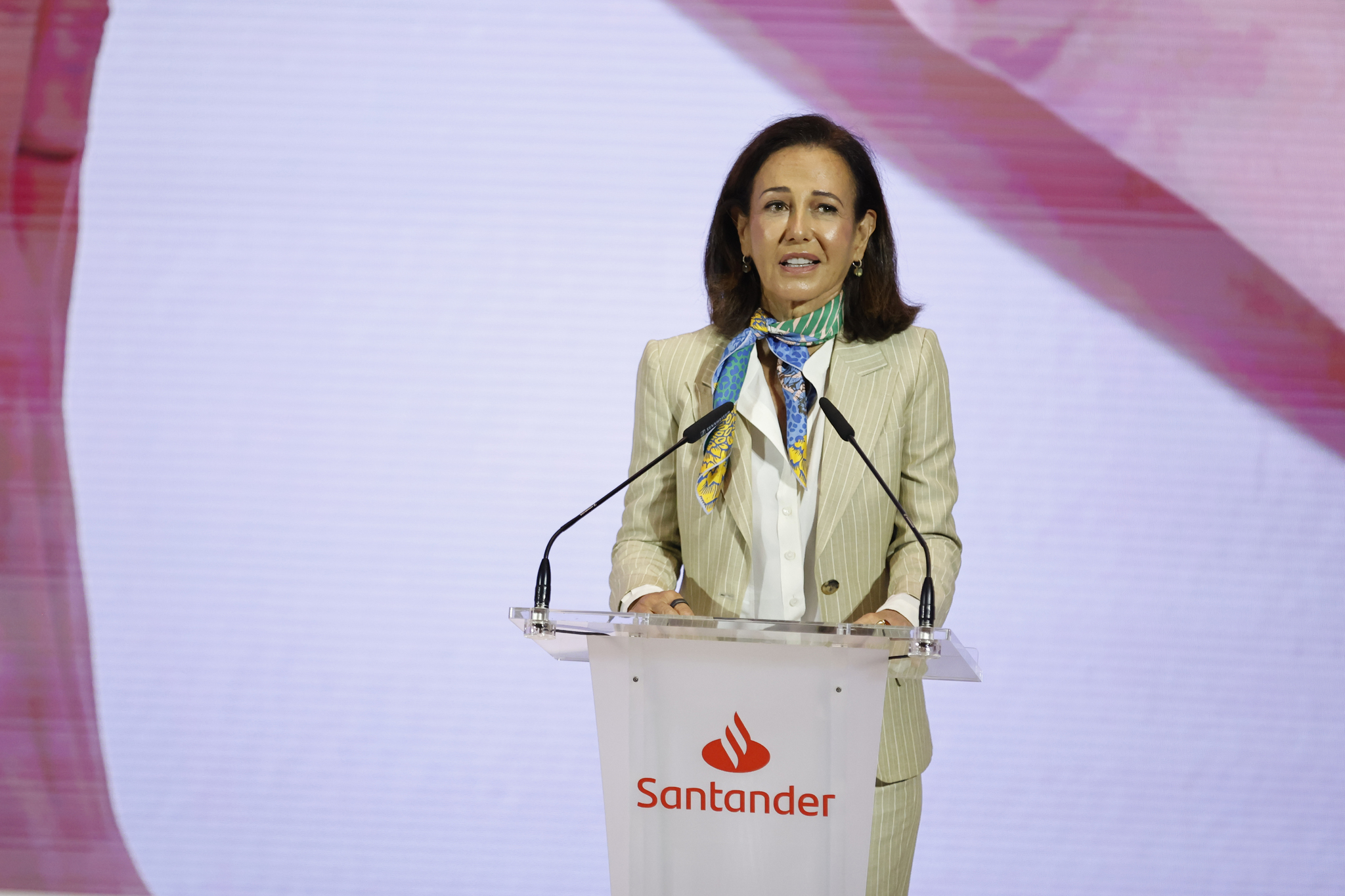 Santander suma 624 profesionales a su banca de inversión con fichajes y 'captaciones' internas