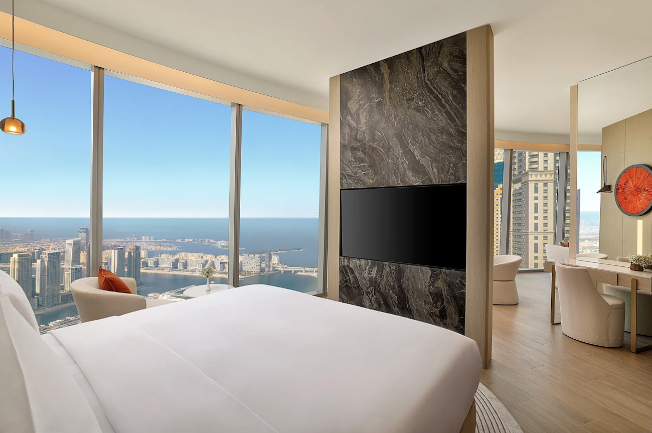 El hotel tiene 1.004 habitaciones, con ventanales de suelo a techo y un precio aproximado de 200 euros la noche.