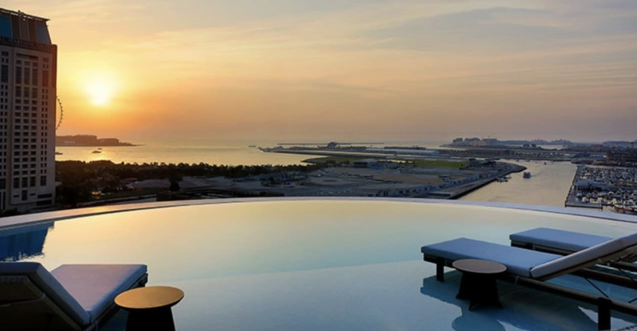 A la Tattu Sky Pool, la piscina infinita más alta del con unas impresionantes vistas panorámicas de la ciudad, se unen varias piscinas más en el hotel.
