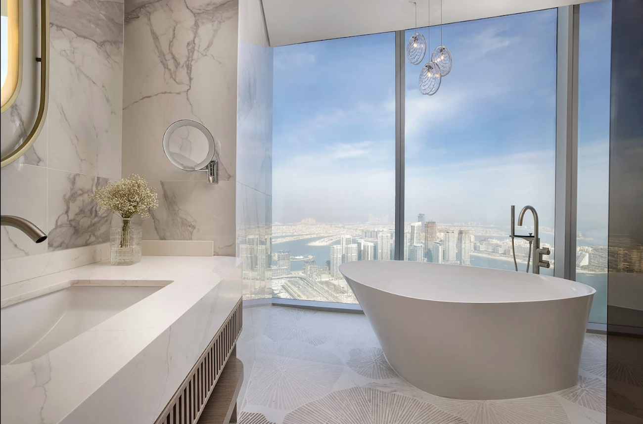 Todas las habitaciones cuentan con baño privado, de mármol y espectaculares vistas.