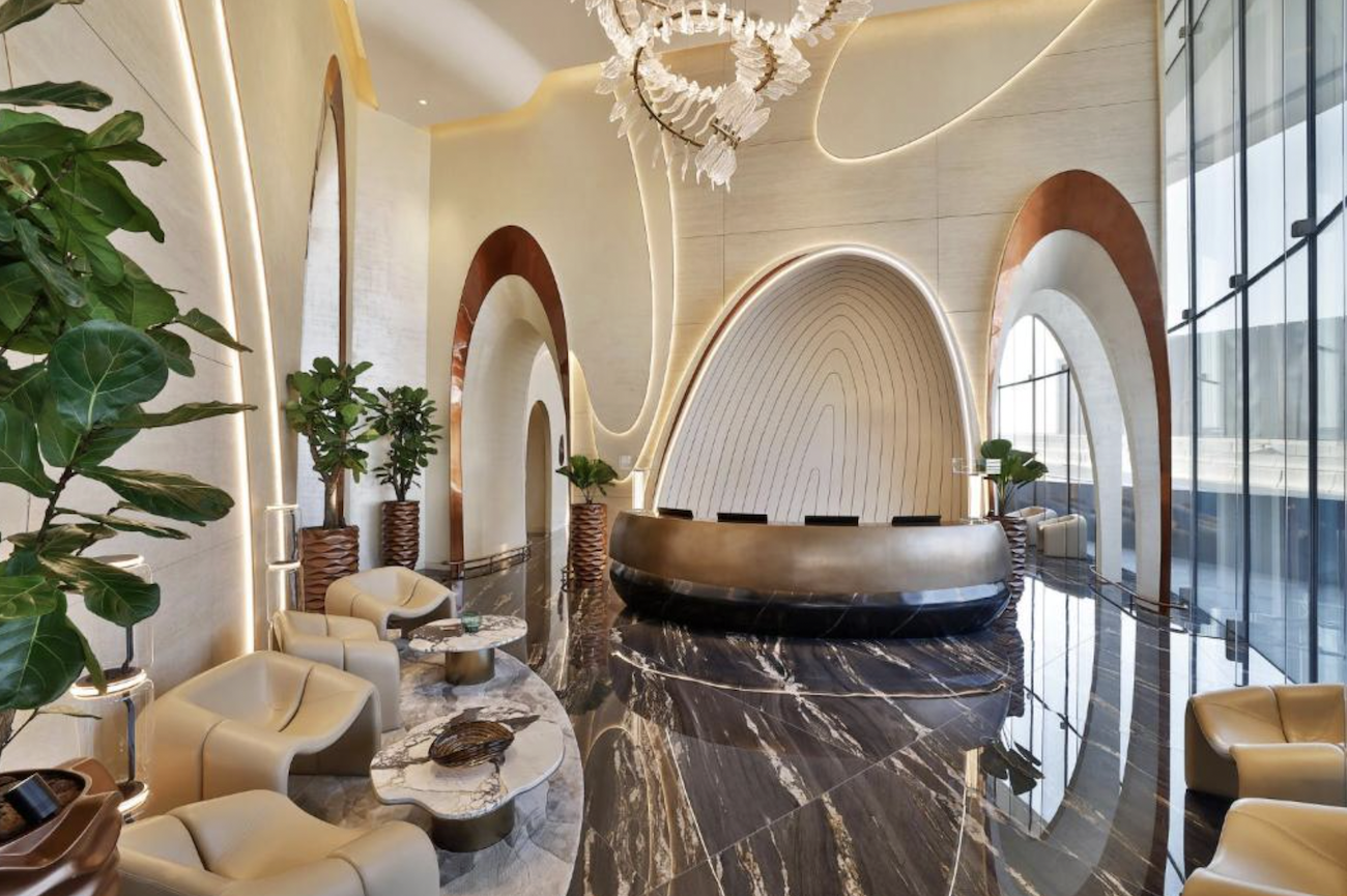 Un vacío interior gigantesco está más cercano a una pieza urbana que a un lobby tradicional.