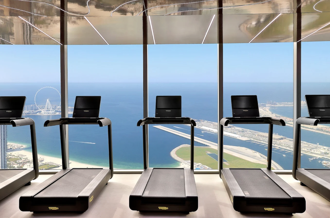 El gimnasio, de alto rendimiento, está acristalado y, en breve, se inaugurará un gran spa en la planta 61, un detalle relevante porque apunta a una apertura por fases.