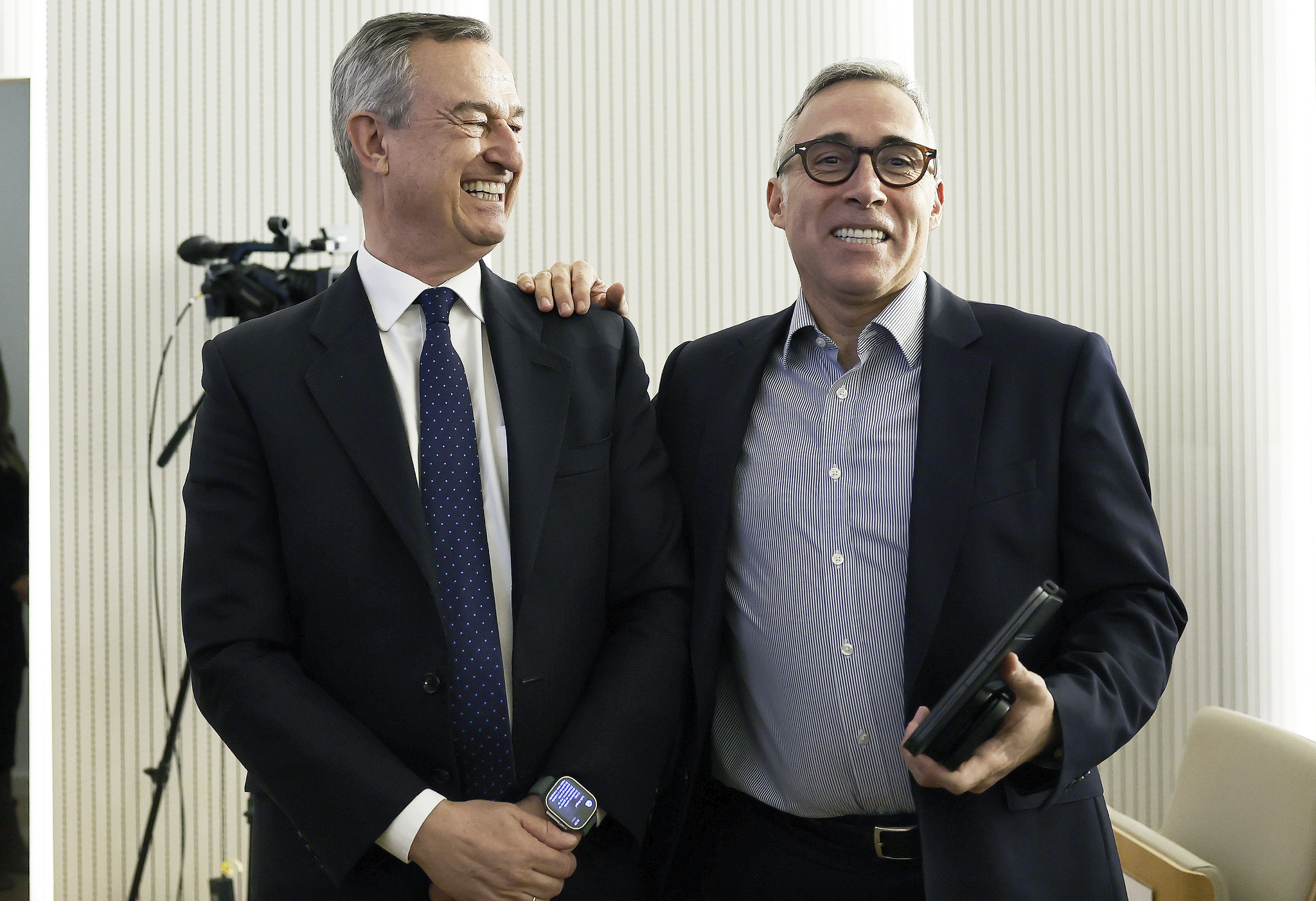 El actual consejero delegado del Banco Sabadell, César González-Bueno (d), junto al que será próximamente su sustituto, Marc Armengol.
