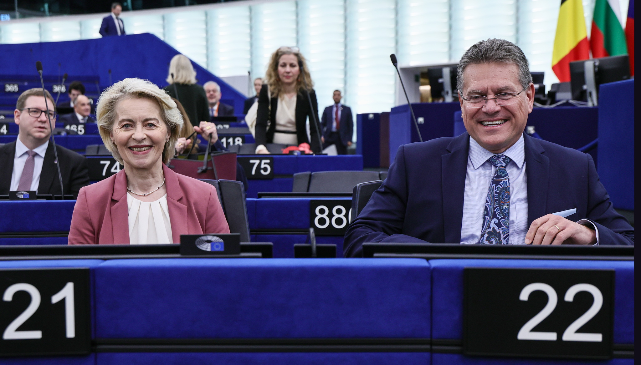 Ursula von der Leyen con el comisario europeo de Comercio y Seguridad Económica, Maros Sefcovic, hoy en Estrasburgo.
