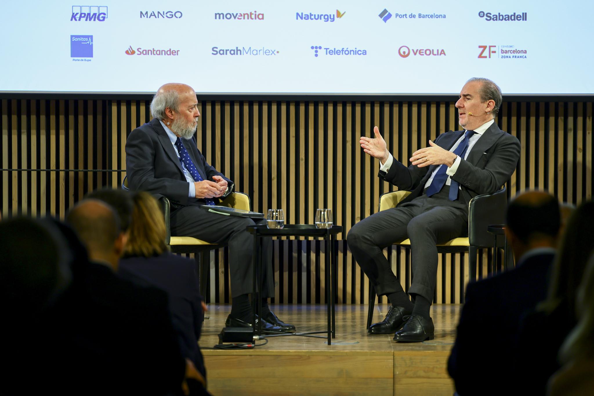 Héctor Grisi, consejero delegado del Banco Santander (derecha), durante la entrevista realizada por Salvador Arancibia.