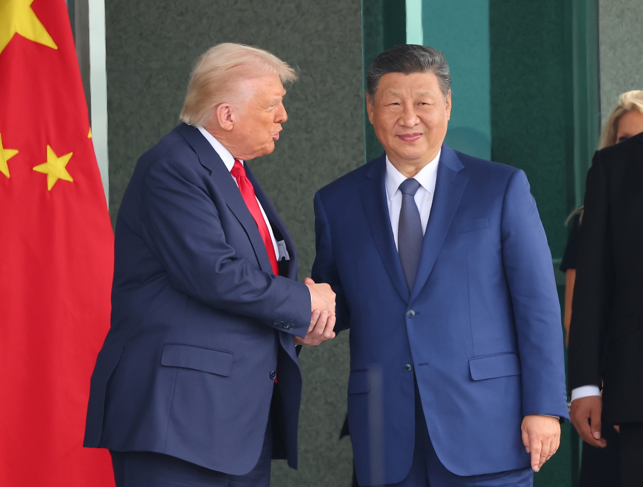 Trump amenaza a China con aranceles del 50 % si proporciona armas a Irán