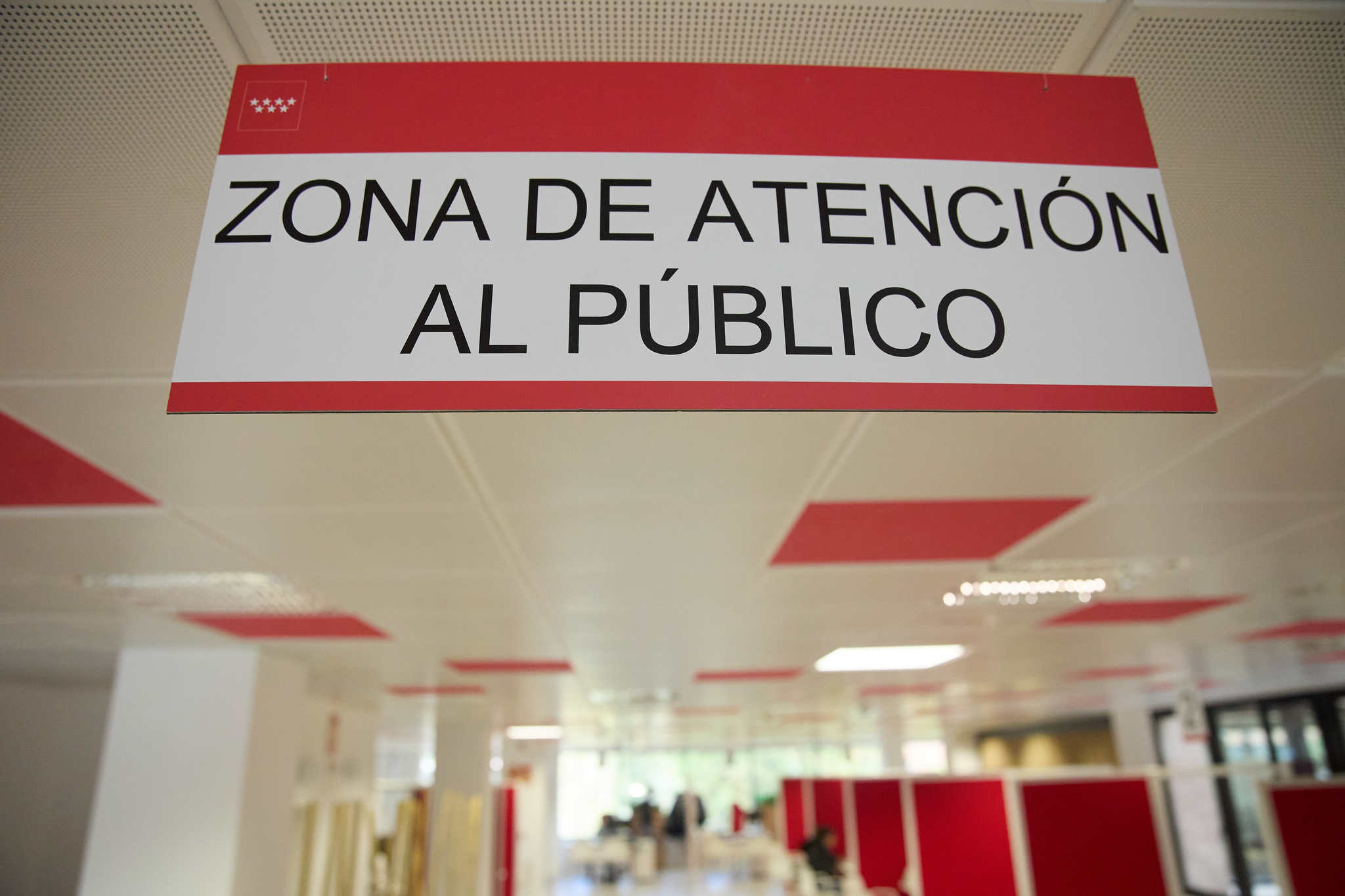 Cartel de una zona de zona de atenci&oacute;n al p&uacute;blico en una oficina del SEPE del Barrio del Pilar, en Madrid, en una imagen de archivo.