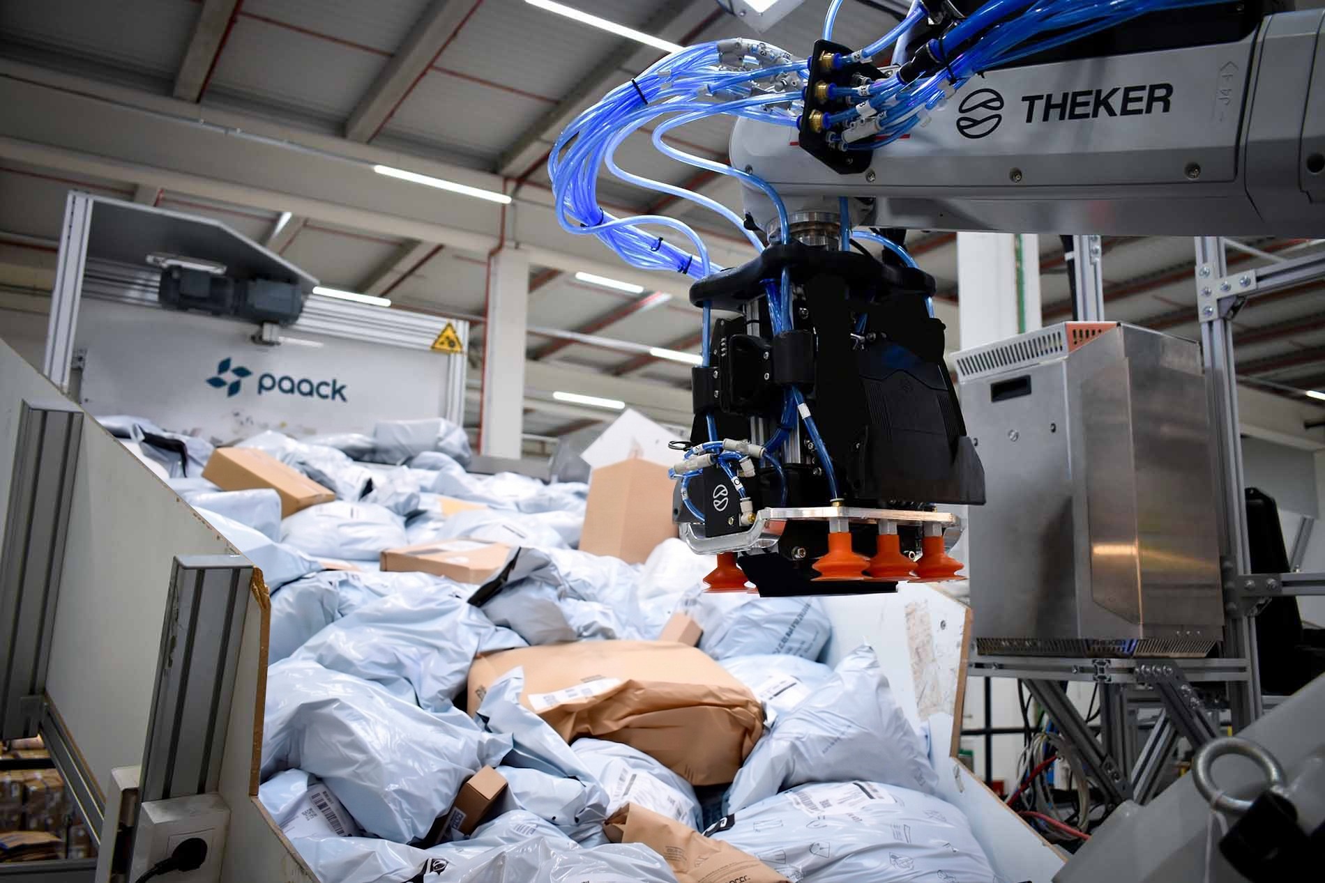 Un 'robot' de Theker en uno de los centros log�sticos de Paack.