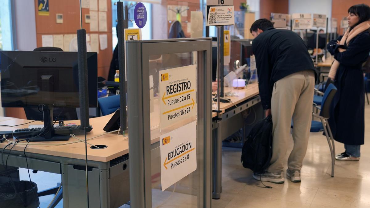 Trabajadores p&uacute;blicos en puestos de atenci&oacute;n al ciudadano y registros.