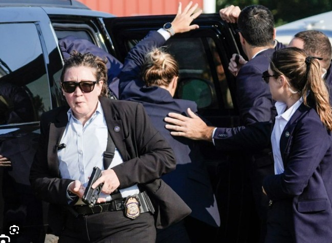 En primer plano Meredith Bank, o Myosoty Perez, o Janeen DiGuiseppi... Son las identidades que se barajan acerca de la agente del servicio secreto que aparentemente dirigi� el desalojo de Donald Trump tras su atentado en Butler, Pensilvania, en 2024 y que apareci� este domingo protegiendo al presidente durante el atentado en la cena de corresponsales en Washington.