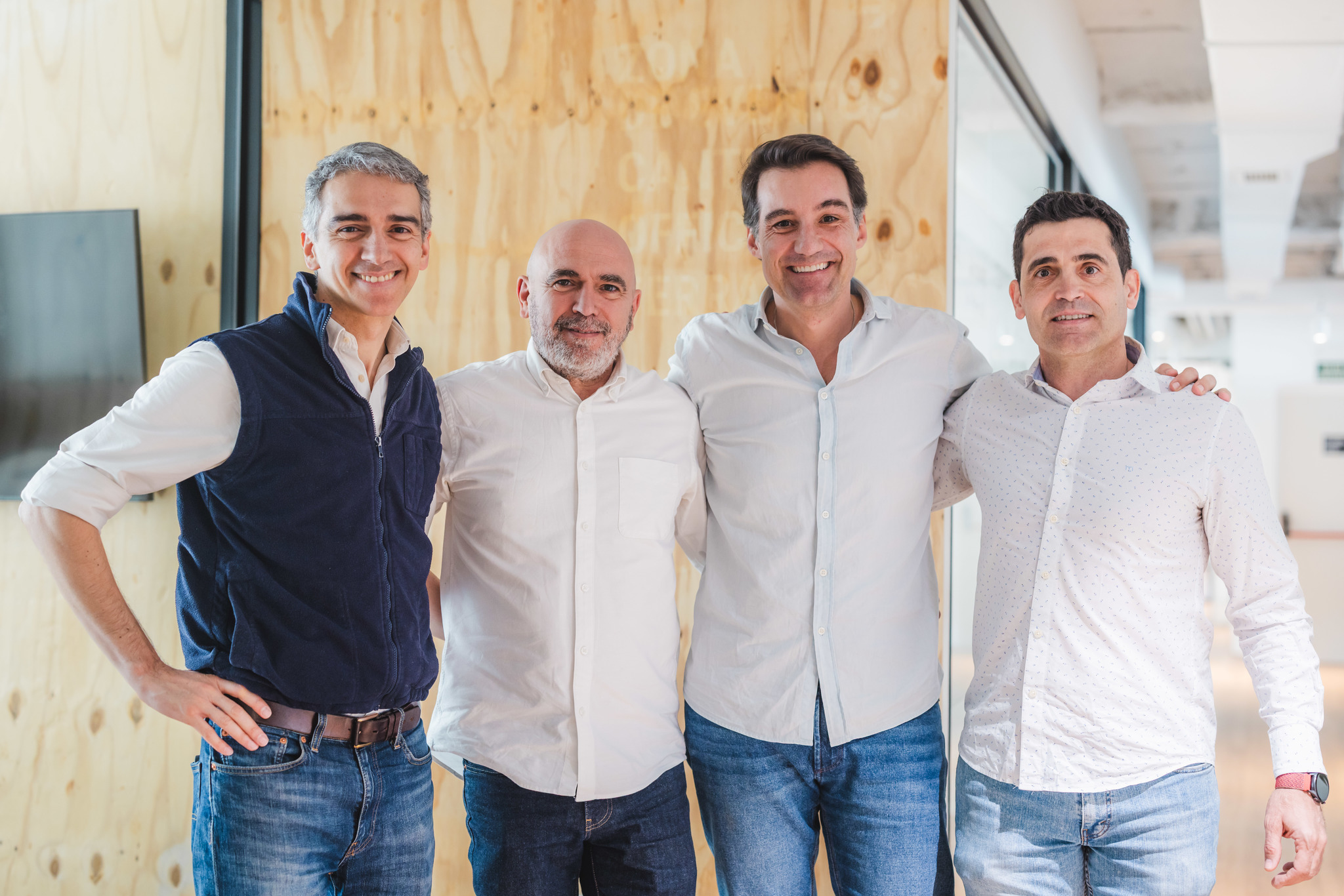 De izquierda a derecha, Oriol Juncosa (cofundador de Plus Partners), Roberto Cruz (cofundador de TietAI), Enrique Linares (cofundador de Plus Partners) y David Rey (TietAI).