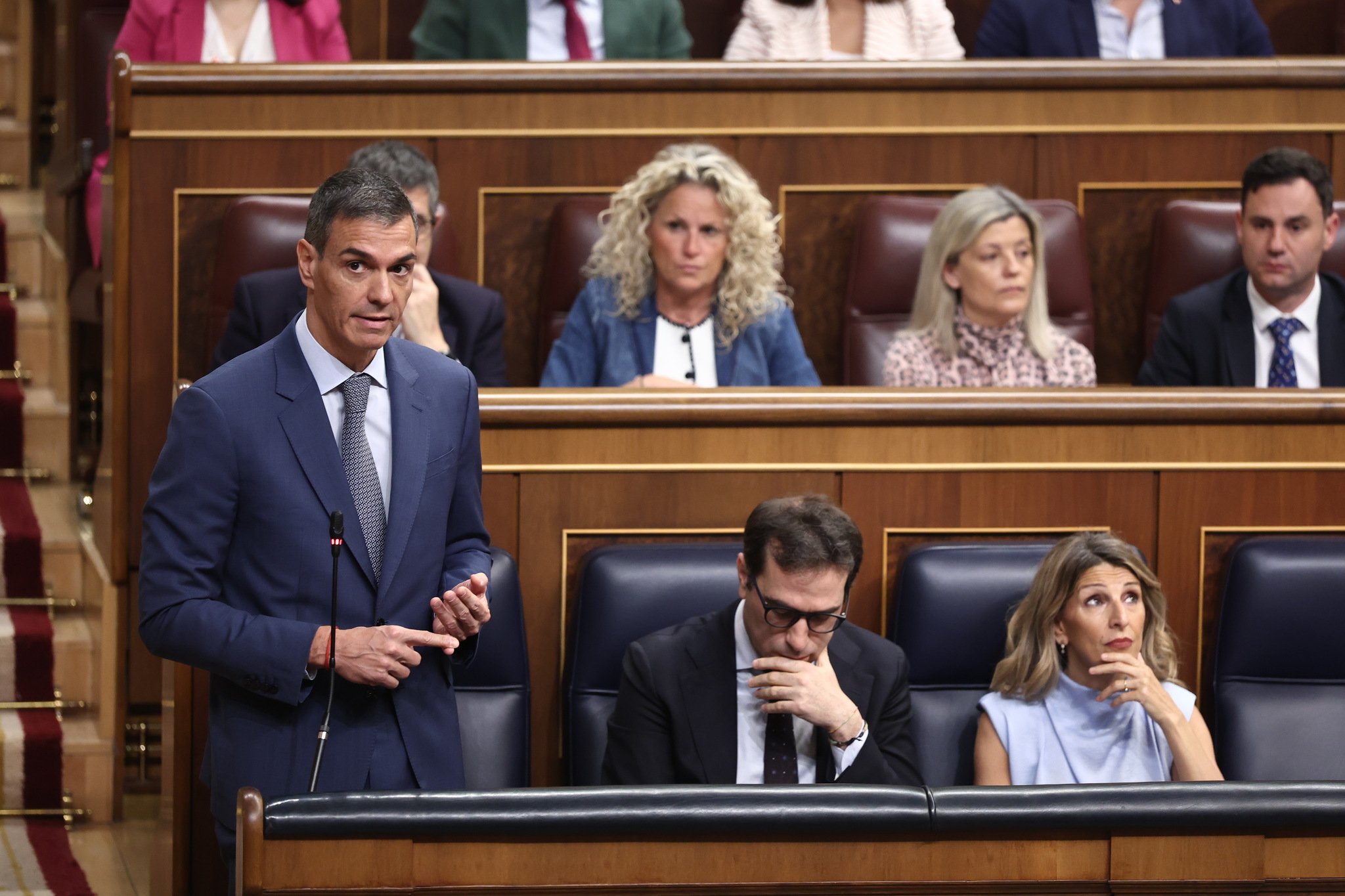 El presidente del Gobierno, Pedro S&aacute;nchez, junto al vicepresidente y ministro de Econom&iacute;a, Carlos Cuerpo, y a la vicepresidenta segunda y ministra de Trabajo, Yolanda D&iacute;az, durante una sesi&oacute;n plenaria en el Congreso de los Diputados.