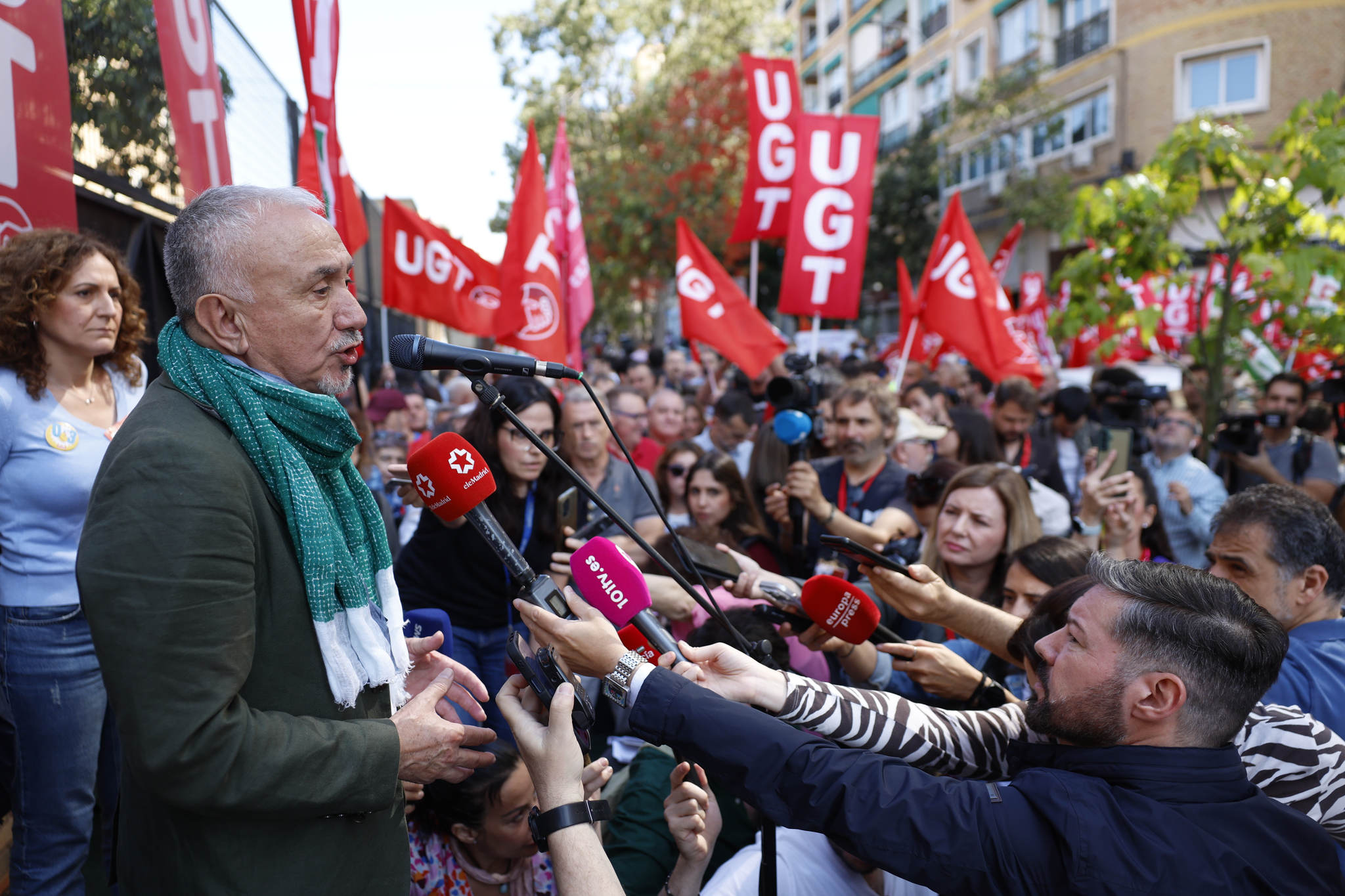 Miles de personas claman en Málaga por salarios dignos y vivienda asequible en un Primero de Mayo marcado por la campaña electoral andaluza — image 3
