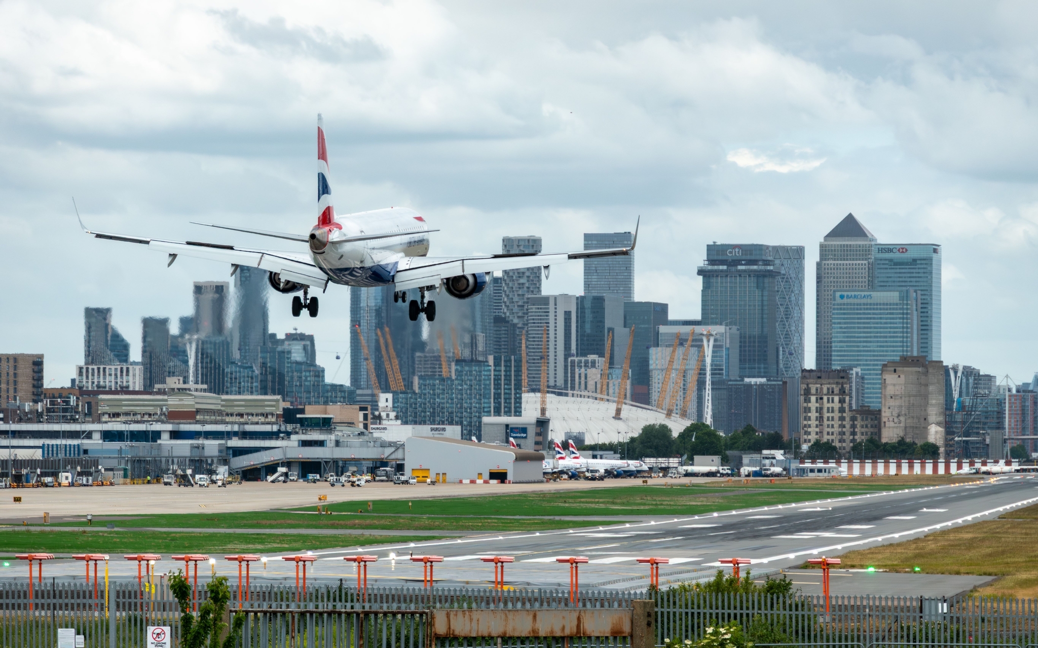 Un avión aterriza en el aeropuerto London City, con la segunda ciudad financiera de Londres al fondo.
