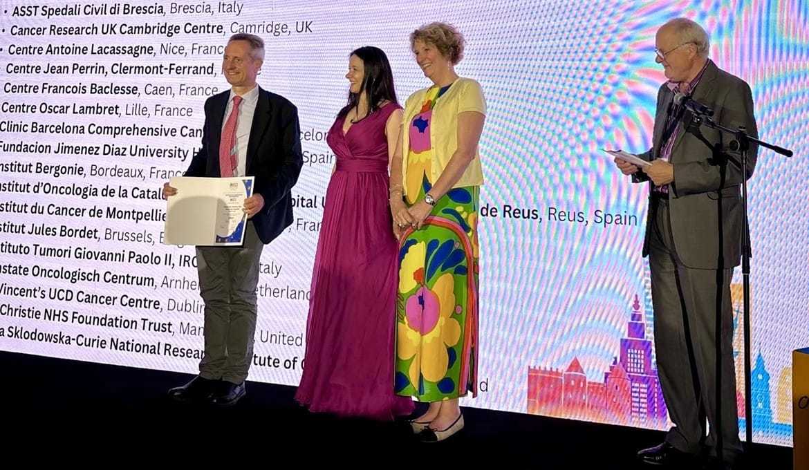 El Dr. Jesús García-Foncillas recoge la acreditación Comprehensive Cancer Center concedida por la OECI a la Fundación Jiménez Díaz.