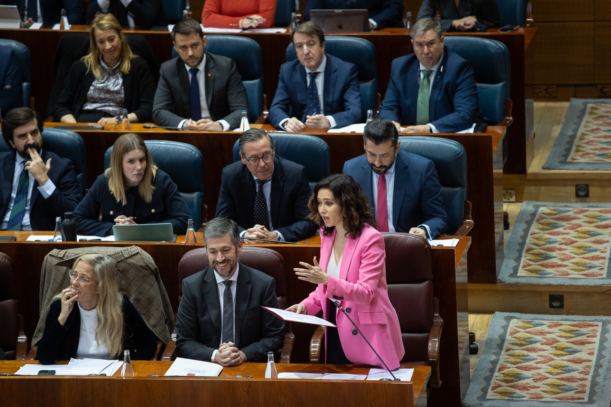 La presidenta de la Comunidad de Madrid, Isabel Díaz Ayuso, interviene durante un pleno en la Asamblea de Madrid el 6 de febrero de 2025.