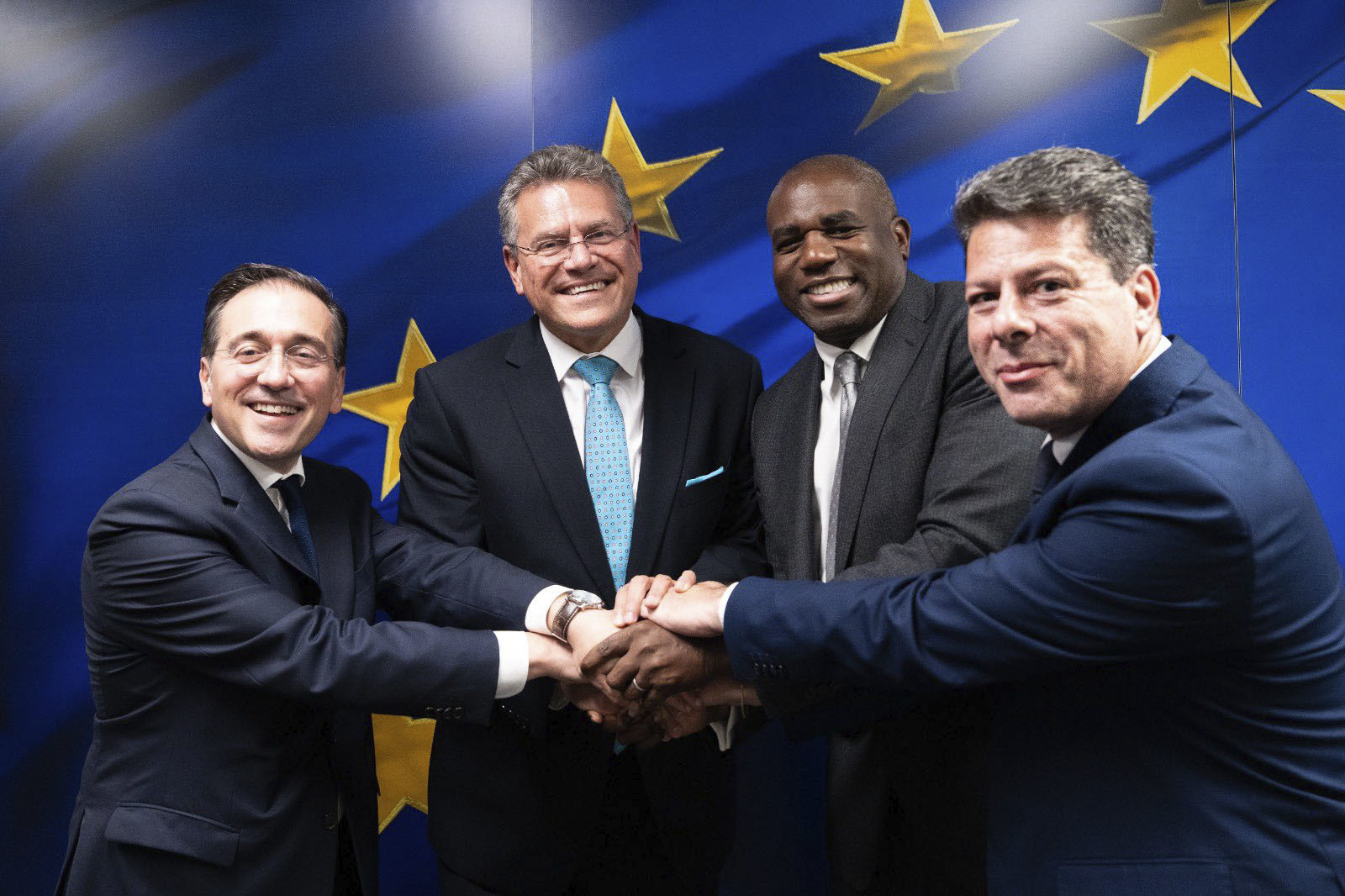 El ministro de Exteriores, José Manuel Albares; el comisario de Comercio y negociador de la UE con Reino Unido, Maros Sefcovic; el ministro de Exteriores británico, David Lammy, y el ministro principal de Gibraltar, Fabian Picardo, posan tras alcanzar una acuerdo en la sede de la Comisión Europea, el 11 de junio de 2025.