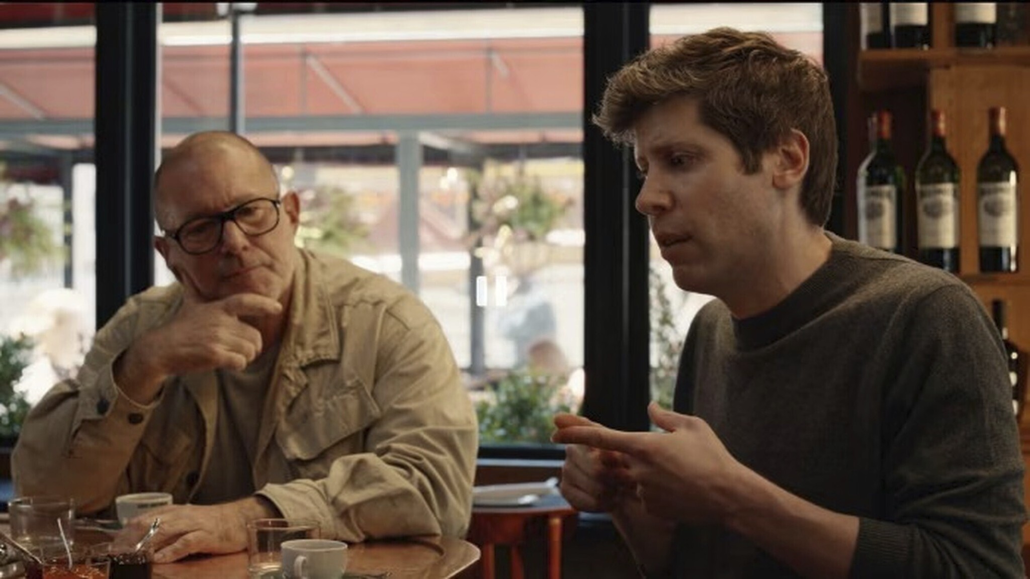 El CEO de OpenAI, Sam Altman, con el dise&ntilde;ador de Apple, Jony Ive.