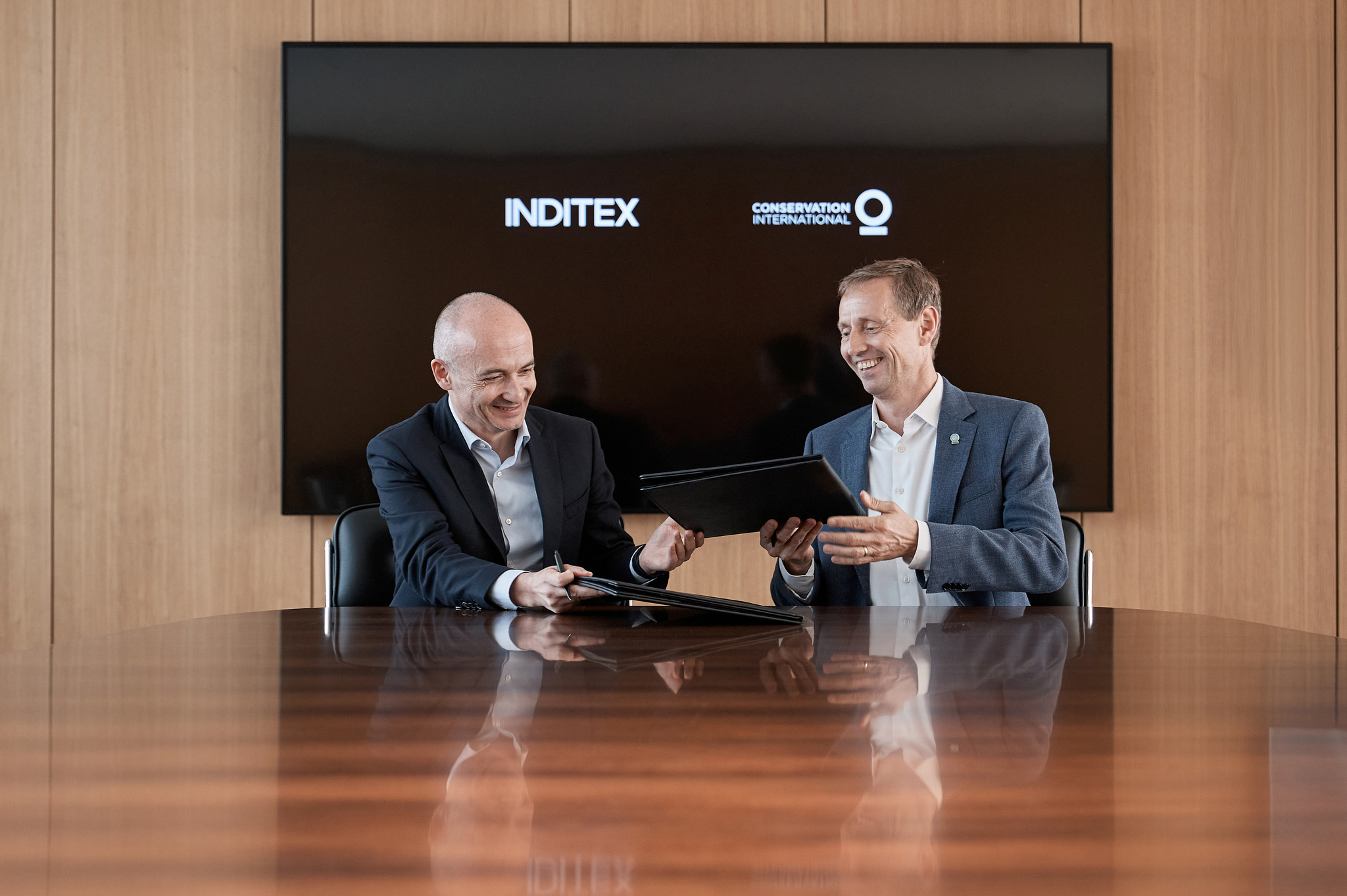 &Oacute;scar Garc&iacute;a Maceiras, CEO de Inditex, junto al director ejecutivo de Conservaci&oacute;n Internacional,  Sebasti&aacute;n Tro&euml;ng.