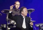 Julio Iglesias denuncia a Yolanda Díaz por intromisión al honor y le reclama 50.000 euros