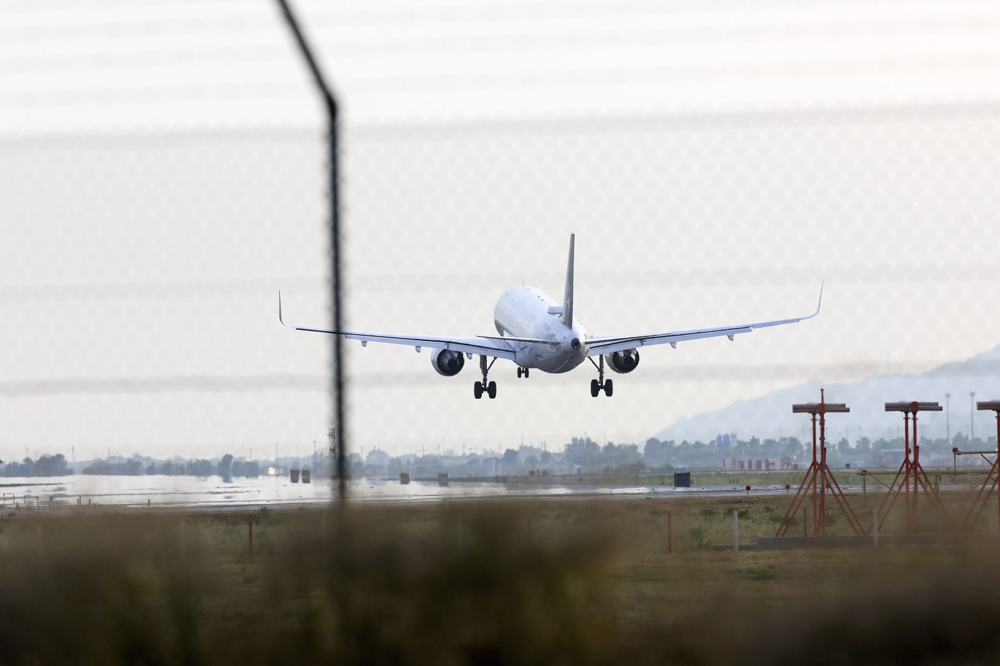 OHLA lidera la única oferta para reformar la tercera pista de El Prat