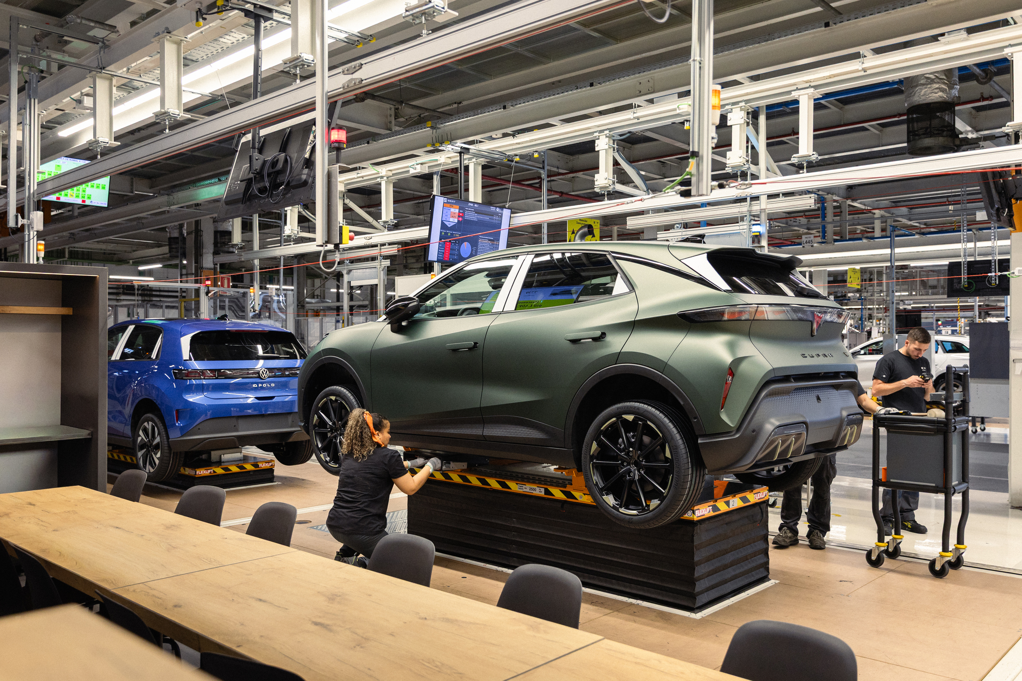Producci&oacute;n de coches el&eacute;ctricos en la planta de Seat en Martorell (Barcelona).