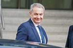 Zapatero, acorralado, arrastra al Gobierno y al propio Sánchez